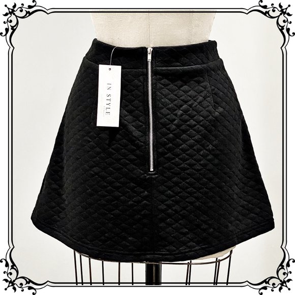 IN STYLE Black Quilted A-Line Mini Skirt - Size Jr. Med. / Great For Fall! - Picture 2 of 10